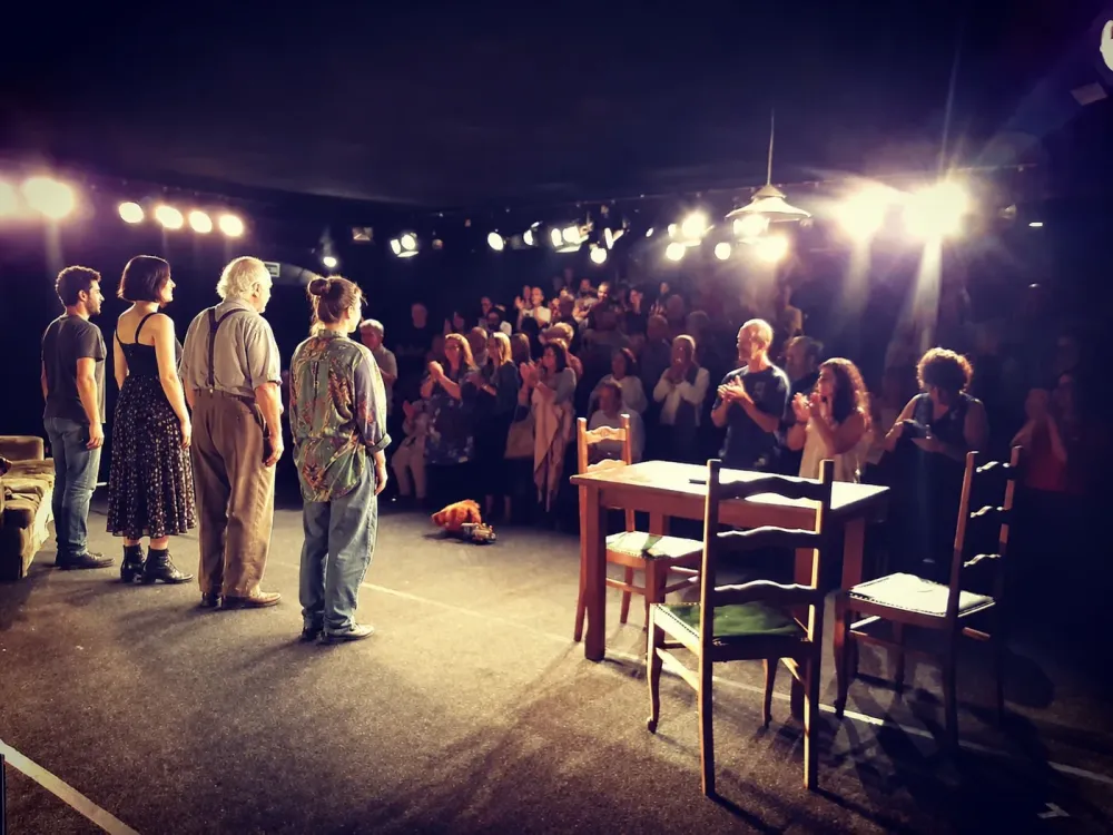 Escenario y público de La Gringa Teatro